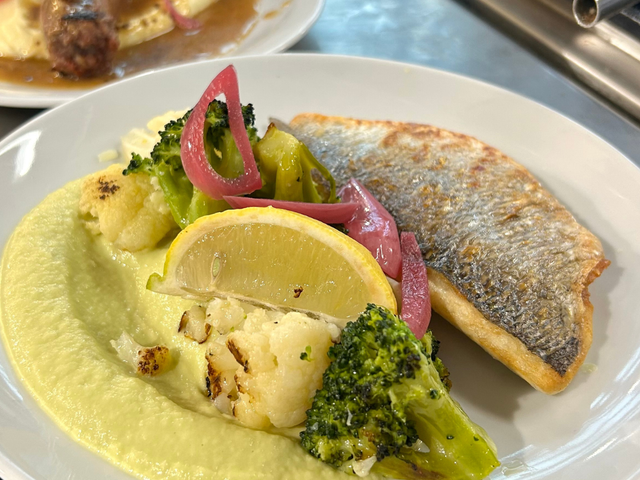 Le Bistrot des Halles Daurade grillée, crème de brocolis